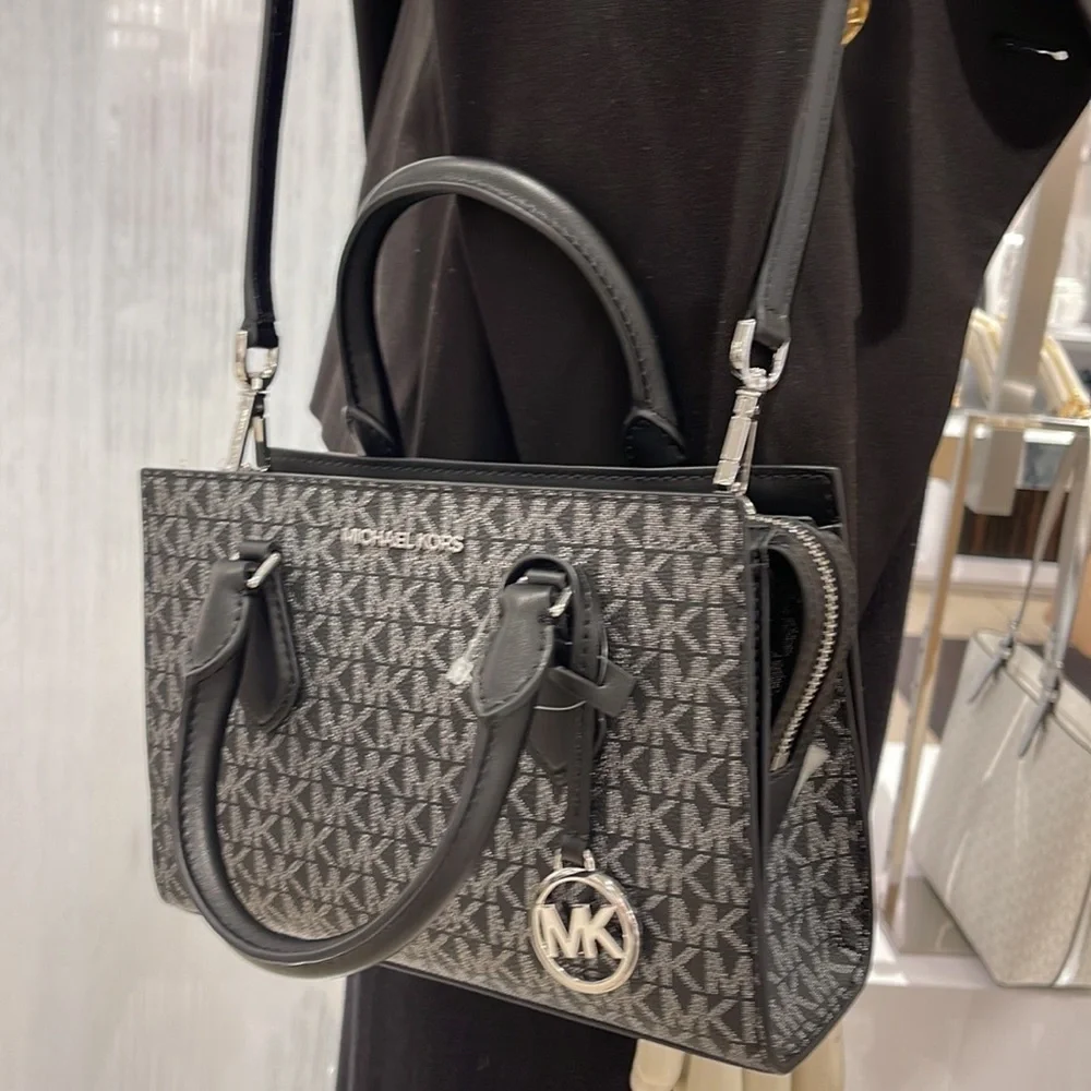 MICHAEL KORS
Sheila Small Faux Saffiano Leather Satchel
Black/Silver
NWT - Picture 7 of 16